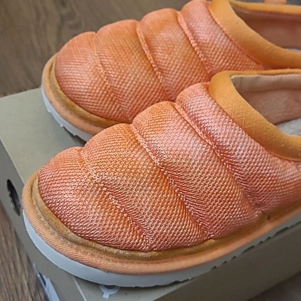 UGG‎ Orange Kids Slip-On Shoes used exelente condition perfect for winter.